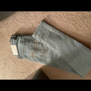 Light wash no rips jegging .(TAGS ON)